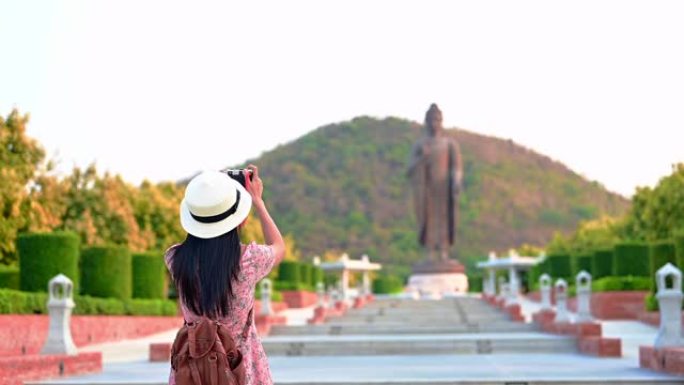 行走状态美女旅游散步背影拍照片相机拍摄