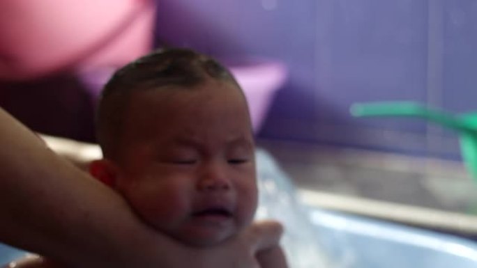 亚洲新生女婴洗澡亚洲新生女婴洗澡