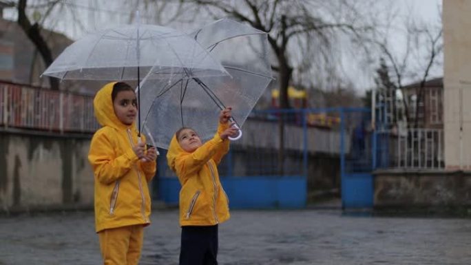 孩子们在下雨的时候玩得开心