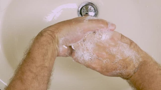 男子在盆中洗手特写