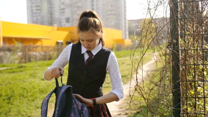 少女下课后放学回家。女孩在家里接电话，开始和妈妈通话。