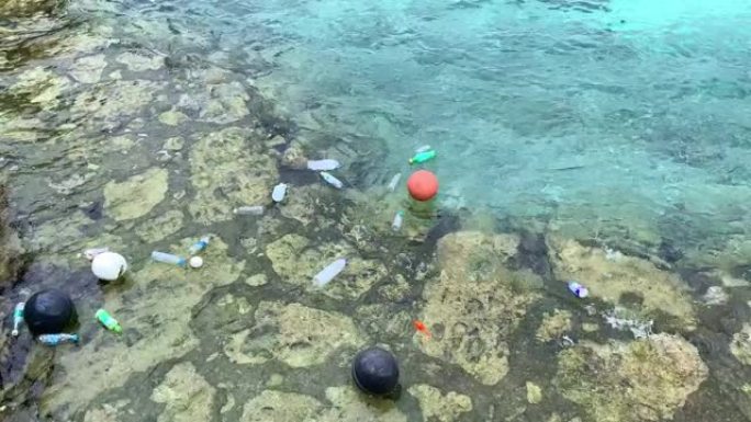 日本冲绳热带清水中漂浮的垃圾