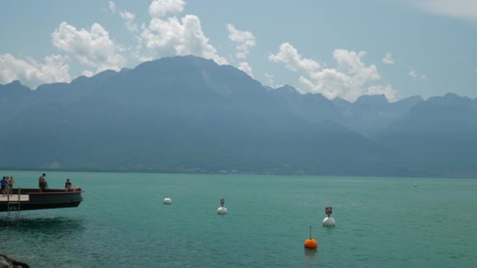晴天蒙特勒市著名的日内瓦湖湾山景慢动作全景4k瑞士