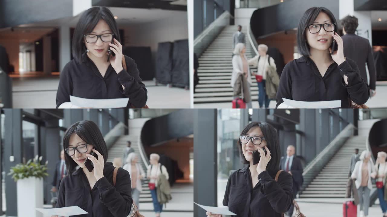 带着登机牌微笑的中国女子在机场通过电话聊天