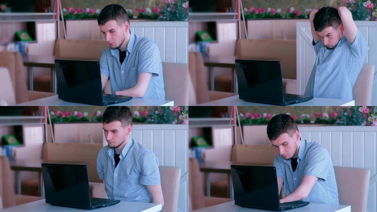 疲惫的残疾人与截肢的两个残手在咖啡馆工作类型的笔记本电脑。