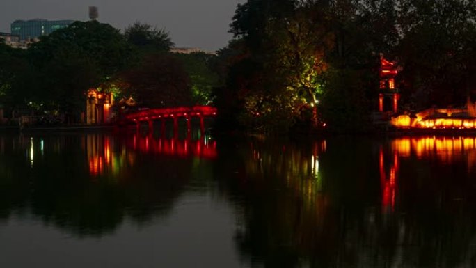 时间流逝:玉山寺和红桥倒影在还剑湖，河内，越南