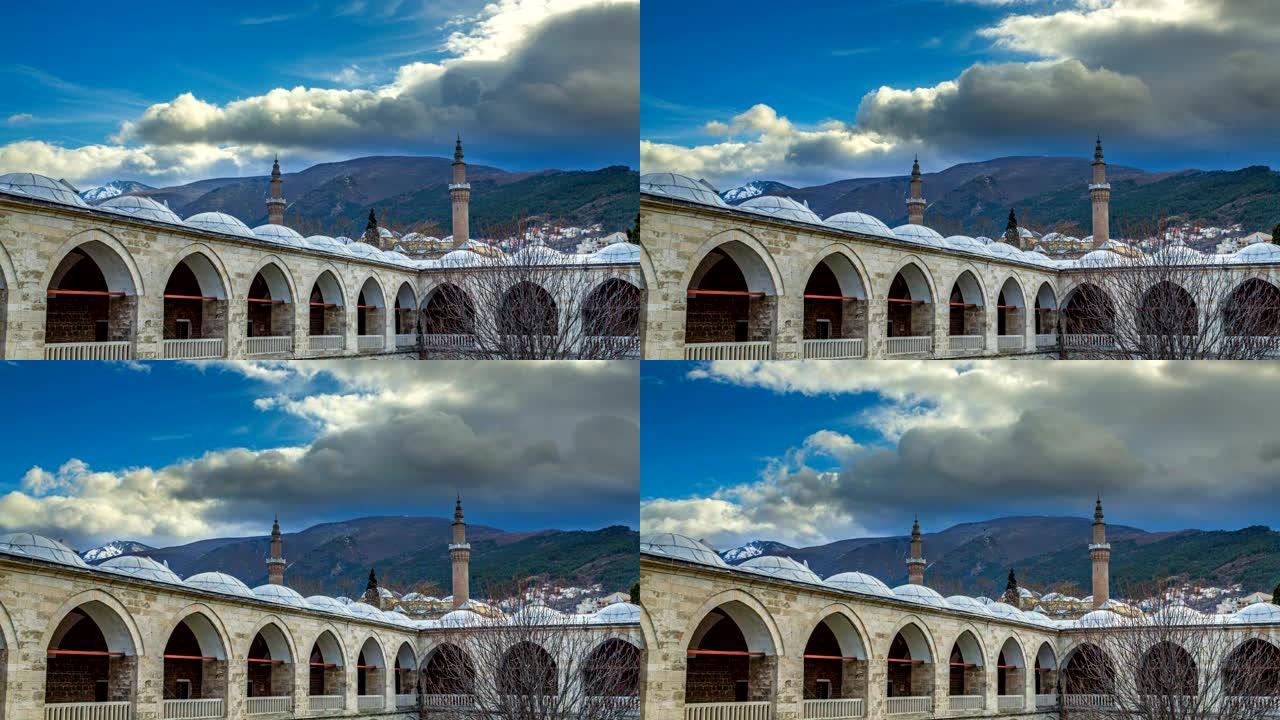 布尔萨历史悠久的古老 “乌鲁清真寺” 宣礼塔 “Pirinc Caravanserai” 和乌鲁达格