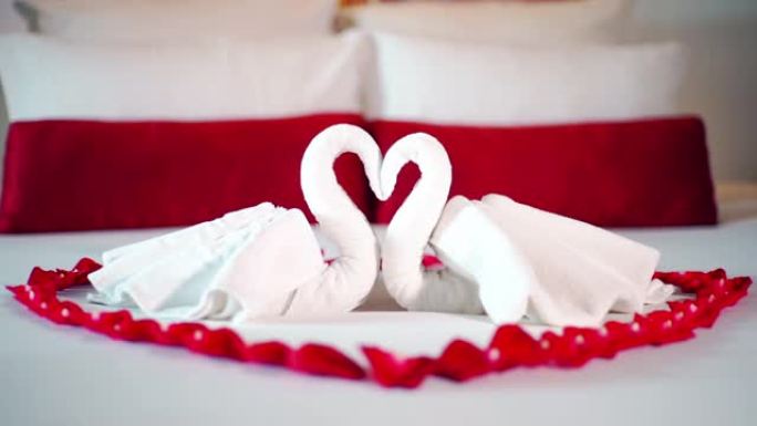 卧室室内情人床上天鹅毛巾装饰
