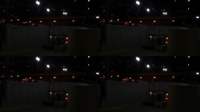 市区夜间地下停车场入口的建立镜头
