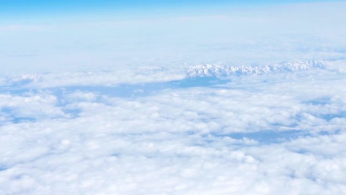 从蓝天的飞机窗户俯瞰云层的惊人镜头。