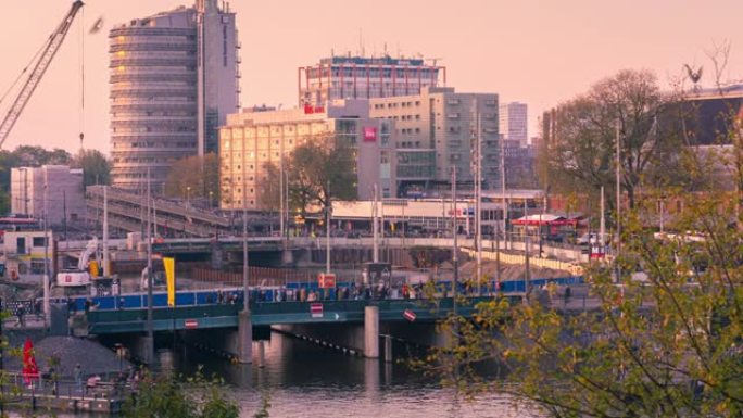 4k uhd延时阿姆斯特丹中央车站，人群游客在街上步行，在街上开车和交通工具