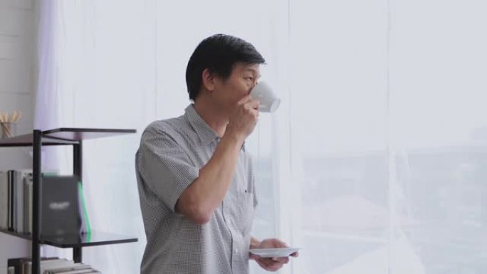 资深亚洲男子在放松时间喝咖啡