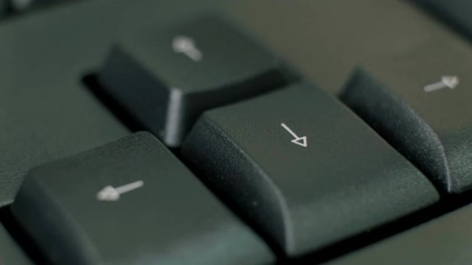 人类手指反复按下黑色键盘上的箭头键。