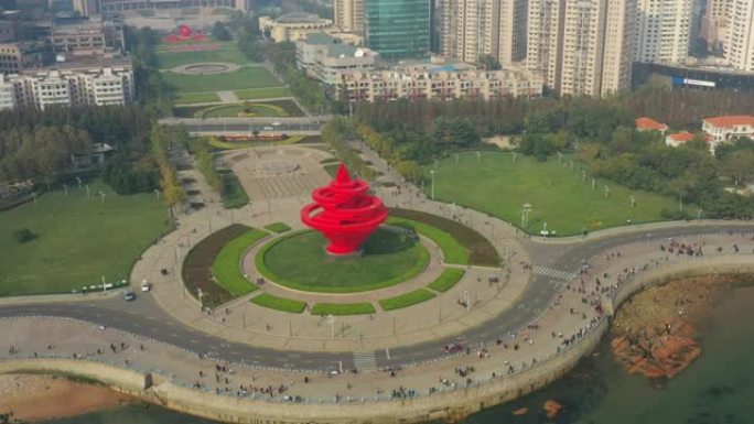 青岛市晴天步行湾著名纪念碑广场空中俯拍全景4k中国
