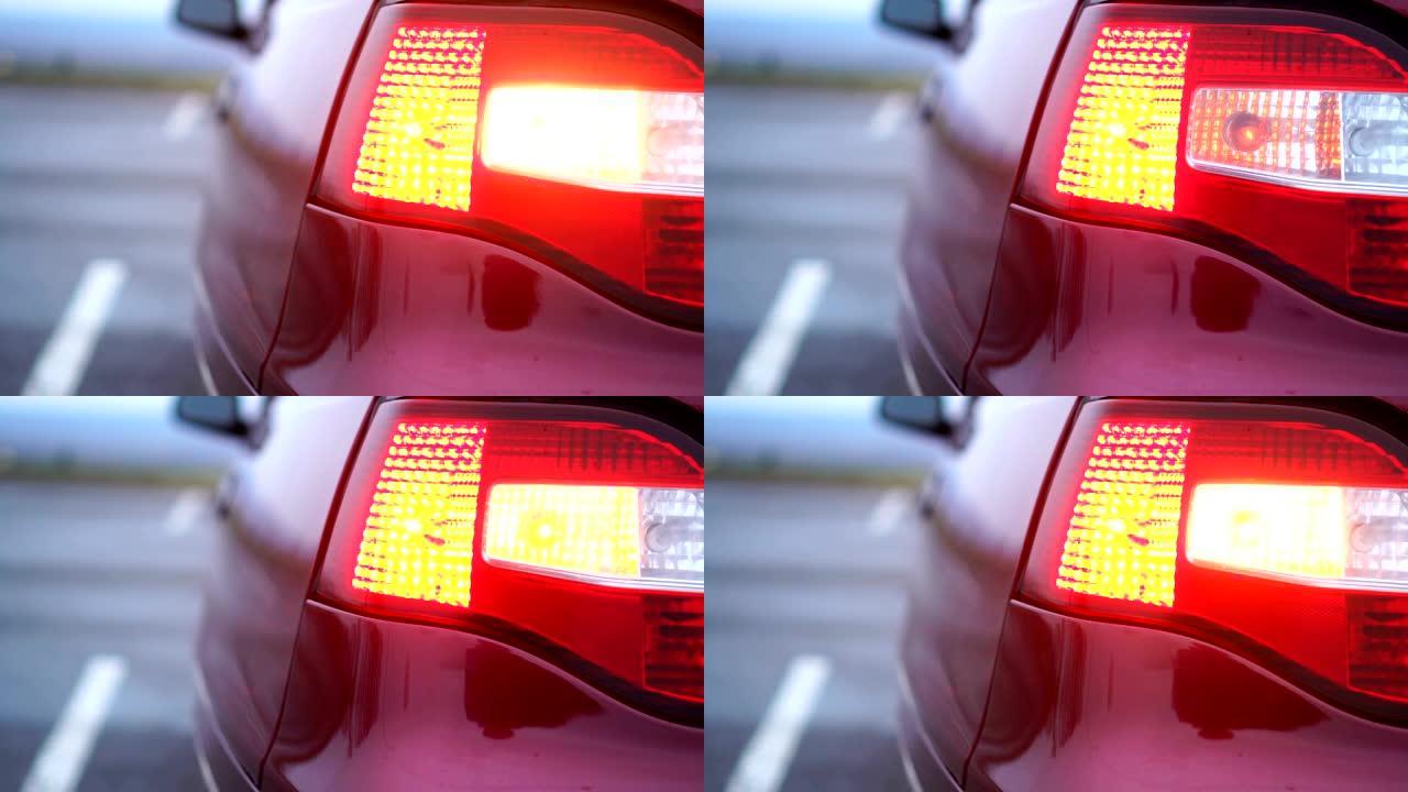 红色汽车上的转向信号灯闪烁，交通信号