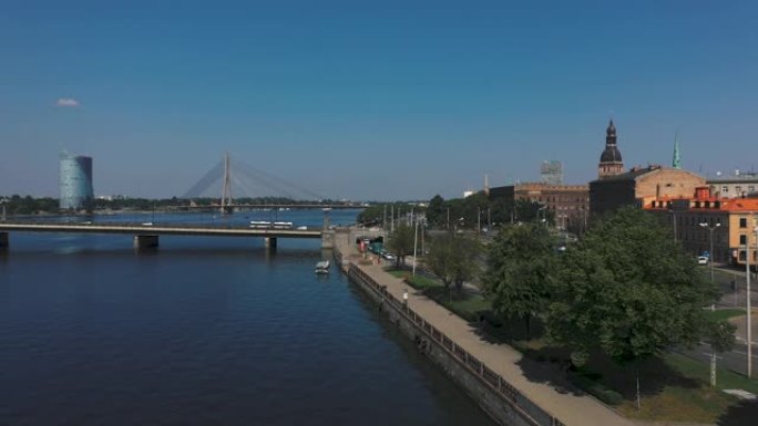 拉脱维亚里加-2019年5月: 晴天，市中心的trought Daugava河大桥的空中无人机视图。