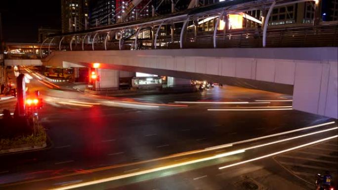 夜间城市路灯，城市交通和汽车灯的延时镜头。黑暗时期有明路的快速行驶汽车
