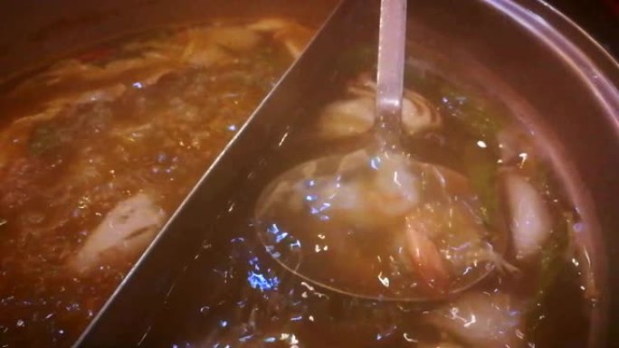 慢动作视频用肉和蔬菜在汤锅里煮虾。