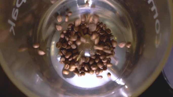 ECU将咖啡豆倒入研磨机