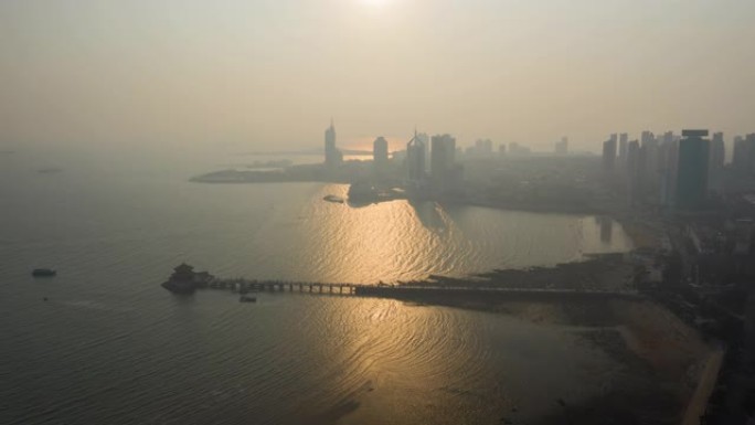 金色日落天空青岛市著名海滩湾旅游码头空中延时全景4k中国