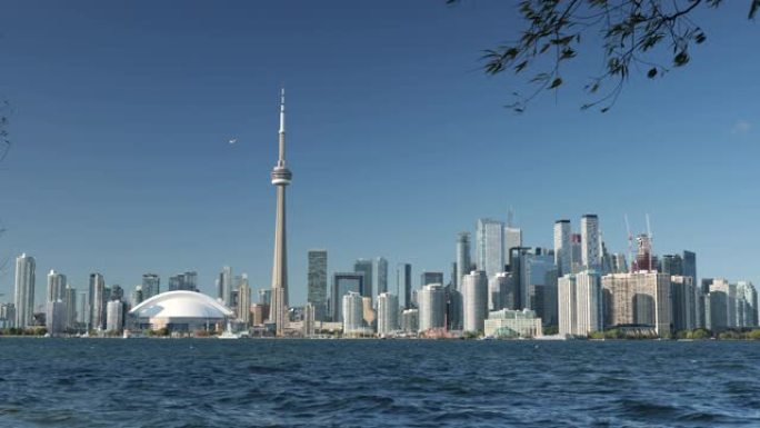 加拿大多伦多-2019年10月10日: 从多伦多岛岸边看加拿大多伦多市中心城市景观安大略湖的天际线景