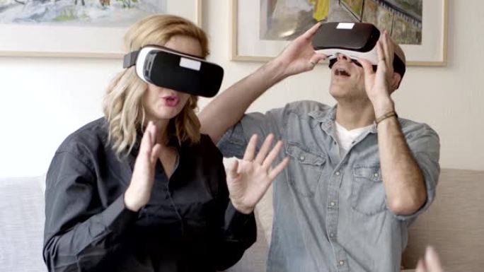 激动的成熟人体验VR眼镜的前视图