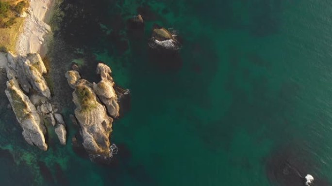 岩石黑海海岸的鸟瞰图