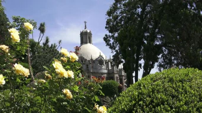 墨西哥城，带鲜花的贾达卢佩大教堂