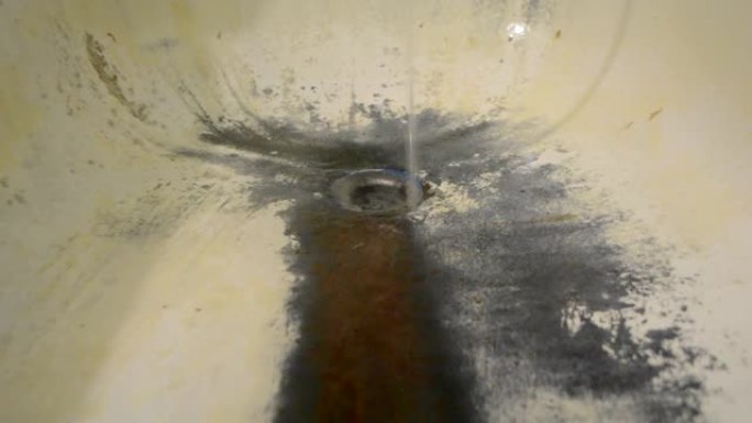 非常老生锈的破旧浴室特写。剥落白色的浴缸