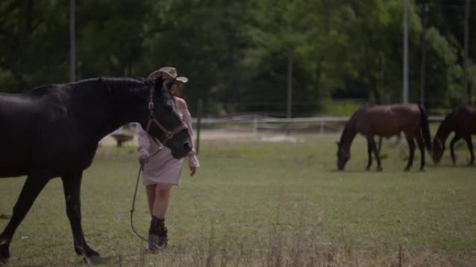 在农场骑马的女人。娱乐-骑马散步的女人