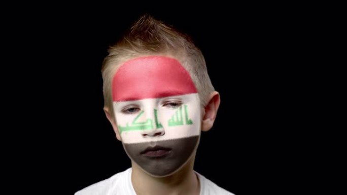 伊拉克足球队的可怜球迷。脸上涂着民族色彩的孩子。