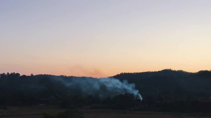 在日落时间看山景的烟雾
