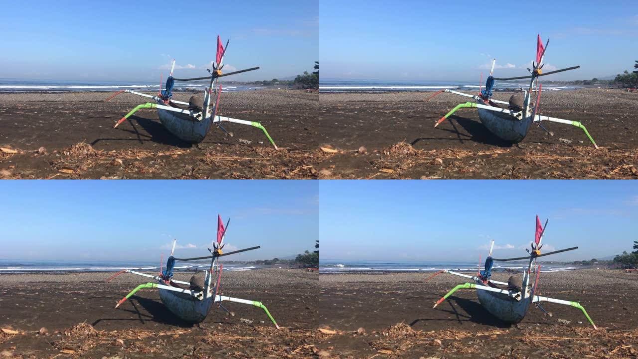 印尼渔船在巴厘岛的海滩上，海浪在背景中破裂