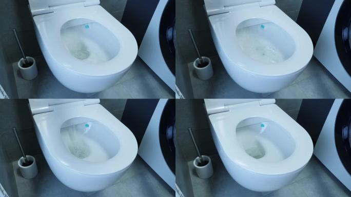 水冲入浴室的马桶。马桶里冲洗的水。带冲水的白色马桶侧视图。