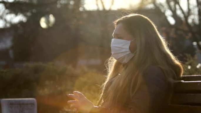女人在脸上戴上防护面具。防止电晕病毒