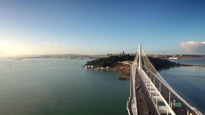 面向旧金山的奥克兰海湾大桥的鸟瞰图