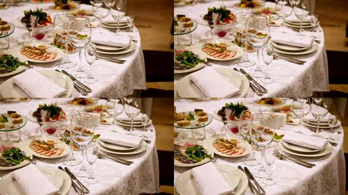 宴会装饰桌子，配餐具。宴会厅的婚礼装饰。