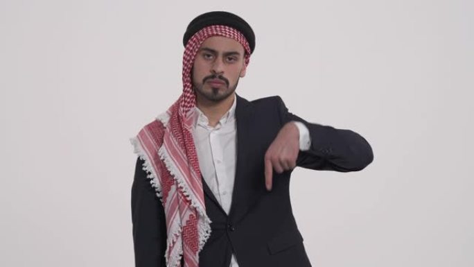 沙特族裔的阿拉伯人对表达负面情绪感到失望。面部表情。男人用食指朝下。孤立，在白色背景上