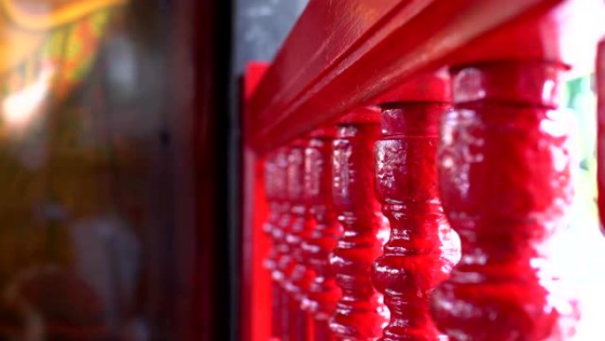 中国寺庙里的红色木栏杆。主题在右边。