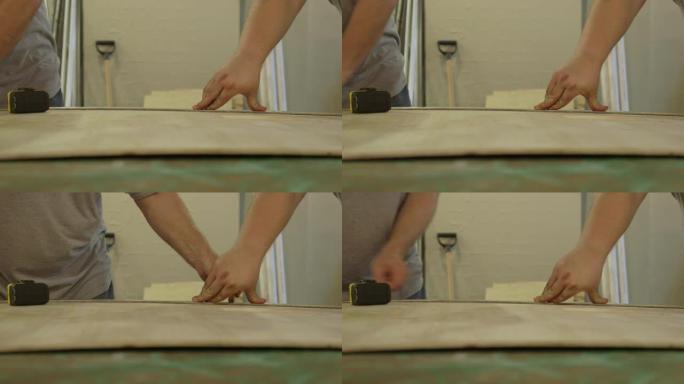 木匠使用卷尺标记胶合板的截面
