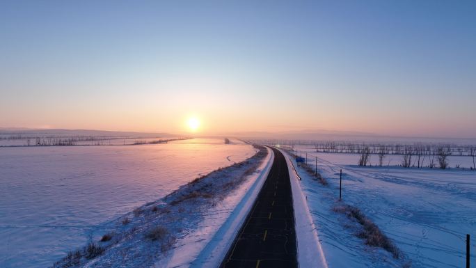 航拍4K雪域雪原之路日落