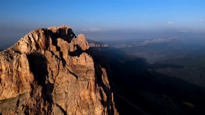 日落时无人机飞越尖锐的岩石露头的鸟瞰图。用于极端登山的陡峭的岩层山。飞行穿越旅行视频