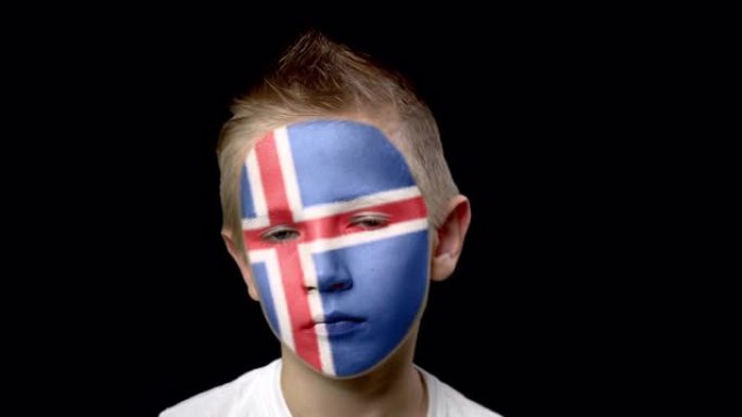 冰岛足球队的伤心球迷。脸上涂着民族色彩的孩子。