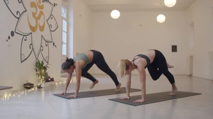 两个女人一起练习瑜伽时的慢动作视频