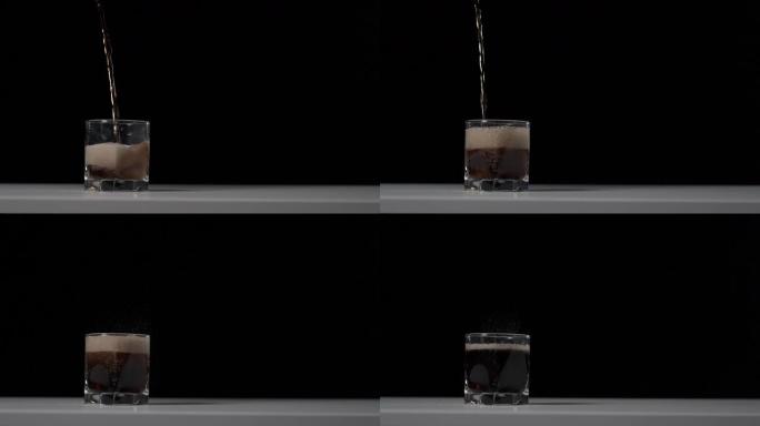 可乐倒入白色桌子上透明玻璃的工作室镜头。黑色背景。美丽的棕色泡沫。超级慢动作。