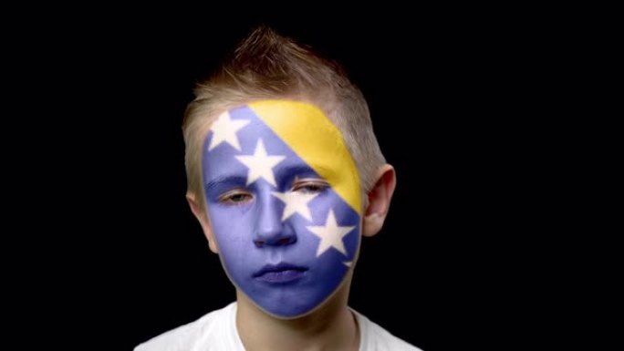 波黑足球队的可怜球迷。脸上涂着民族色彩的孩子。