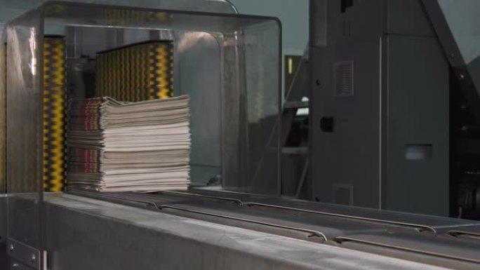 印刷厂传送带上的一堆报纸