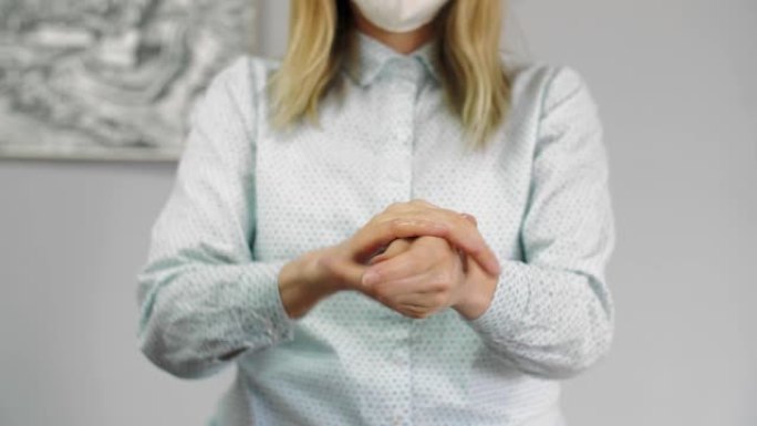 女人在手上使用小型便携式抗菌洗手液凝胶的特写镜头。电晕病毒COVID-19危险大流行安全措施。避免污