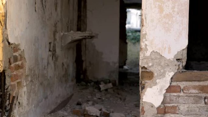 一栋被摧毁的废弃酒店，墙壁，砖块和地板摇摇欲坠