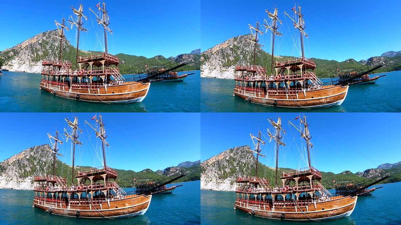 绿色峡谷水上的木制帆船